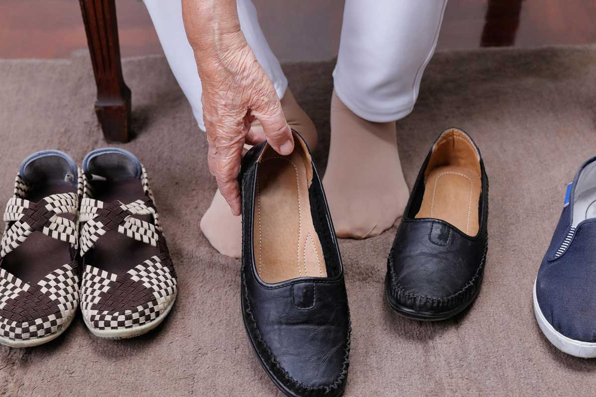 Diferentes materiales para zapatillas  de hombres mayores